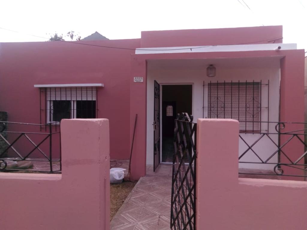 Una vivienda ubicada sobre la calle bolivar al 4620, cuenta con dos dormitorios, cocina, baño instalado,lavadero, termotanque, de 85 litro, patio, galpon y jardin. 