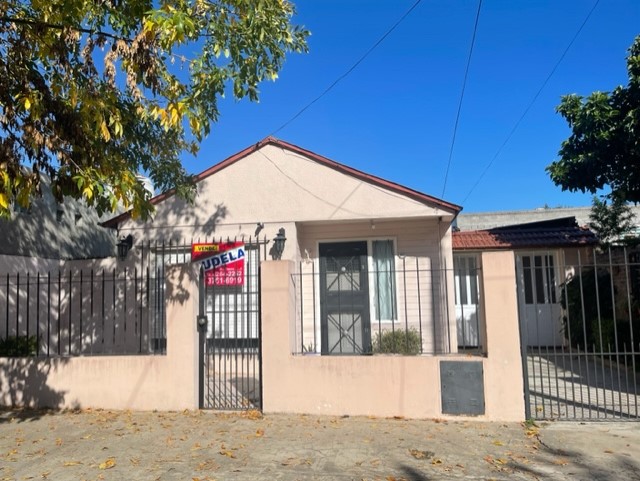 Propiedad ubicada sobre la calle El Picaflor 905, posee dos vivendas, Casa al frente premoldeada con entrada de auto techada y descubierta, hall de resepcion y living con pisos ceramicos, comedor diario, cocina-comedor con mesada de marmol y bajo mesada de formica, lavadero cubierto y 2 dormitorios con pisos ceramicos. La Casa del fondo posee, living con pisos mosaicos, cocina-comedor con mesada de onix, alacena y bajo mesada, baño instalado y dos dormitorios con pisos ceramicos.