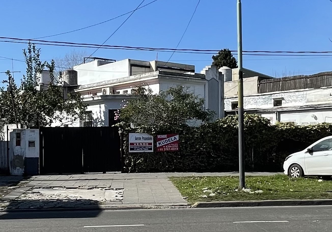 PH al frente ubicado sobre la Avenida Tomas Espora a dos cuadras de La Avenida San Martin y 6 cuadras del centro de Adrogue, este mismo posee un hall de recepción con pisos cerámicos, dormitorio con pisos de parquet, living-comedor con entrepiso, cocina con mesada de mármol, bajo mesada y alacena de formica, baño instalado, jardín al frente y entrada de para pequeño auto y cuarto de enseres.