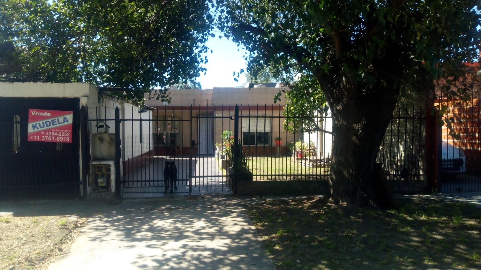 VIVIENDA UBICADA A METROS DE CAAGUAZU Y A 2 CUADRAS DE PASCO, CONSTRUIDA SOBRE LOTE DE 10 X 36, LA MISMA CUENTA CON LIVING-COMEDOR CON PISOS CERAMICOS, COCINA CON MESADA DE MARMOL Y MUEBLES EN MADERA, DORMITORIO DE 4,00 X 3,50 CON PISOS CERAMICOS, SEGUNDO DORMITORIO DE 4,00 X 4,50 CON PISOS CERAMICOS, BANO INSTALADO, Y LAVADERO, ESPACIO VERDE. AL FONDO DEPARTAMENTO DE 3 AMBIENTES, COCINA, DORMITORIO, BANO CON BANERA Y EN PLANTA ALTA DORMITORIO. TODO EN BUEN ESTADO DE CONSERVACION. IDEAL 2 FAMILIAS