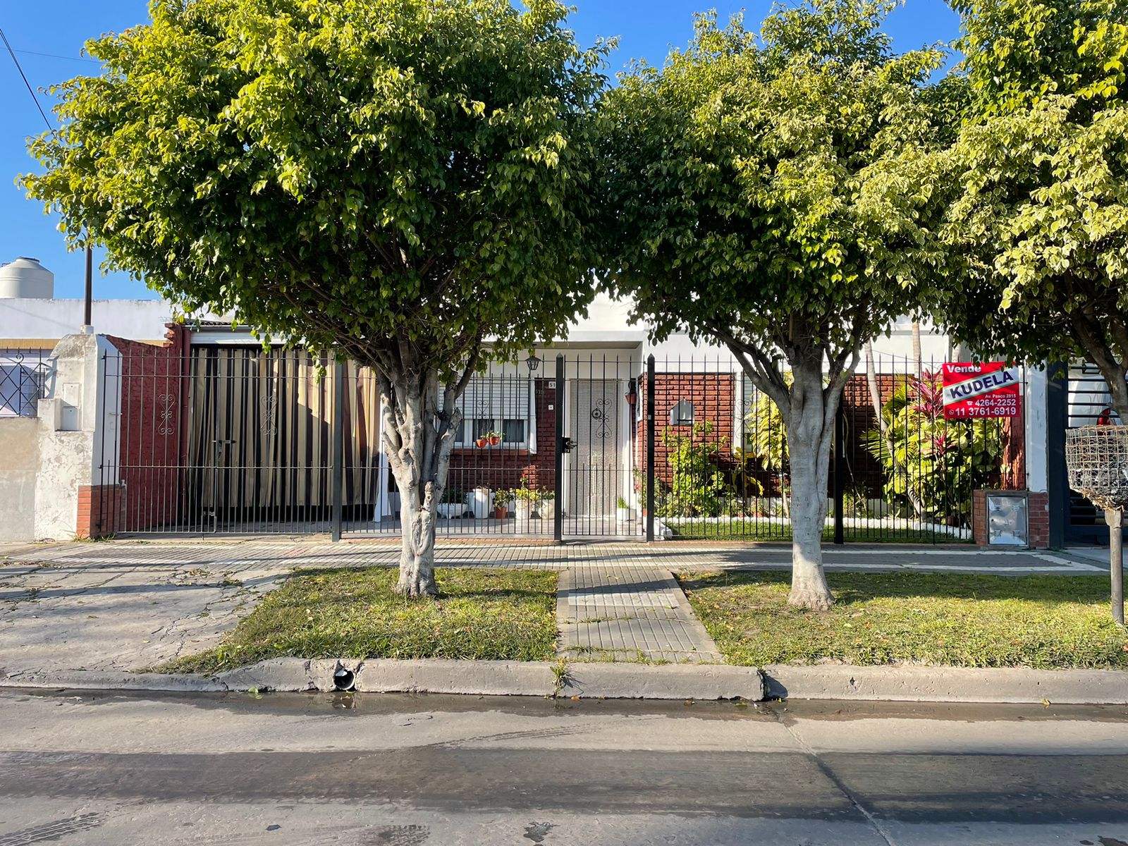 VIVIENDA CONSTRUIDA SOBRE LOTE DE 10X20, LA MISMA CUENTA CON LIVING CON PISOS CERAMICOS DE 3X3,50, COCINA-COMEDOR VON MESADA DE ONIX, BAJO MESADA DE MADERA, 1ER DORMITORIO DE 2,80X3 CON PISOS PINOTEA, 2DO DORMITORIO DE 4,50X4,50 CON PISOS PINOTEA, BAÑO INSTALADO, GALPON CON LAVADERO, GARAGE TECHADO Y TERRAZA. AL FONDO UN DOS AMBIENTES CON TECHO DE CHAPA.
