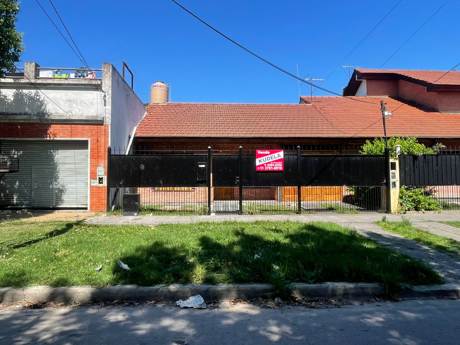 Propiedad construida sobre un lote de 10x20, la misma cuenta con living con pisos cerámicos, cocina-comedor con mesada de mármol y bajo mesada de fórmica, dormitorio principal, dormitorio y garage, galería, galpón, pequeño patio y terraza.