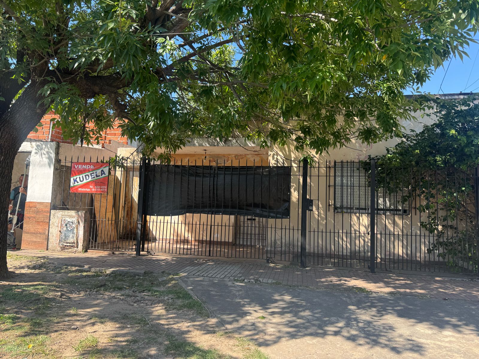 Casa tipo americana construida sobre un lote de 8,66x22 mt2 aproximados, la misma cuenta con living con pisos mosaicos, dos dormitorios de 3x3,50mt, baño instalado, cocina con mesada de marmol y bajo mesada de formica, comedor diario con pisos ceramicos, valadero y patio. 
