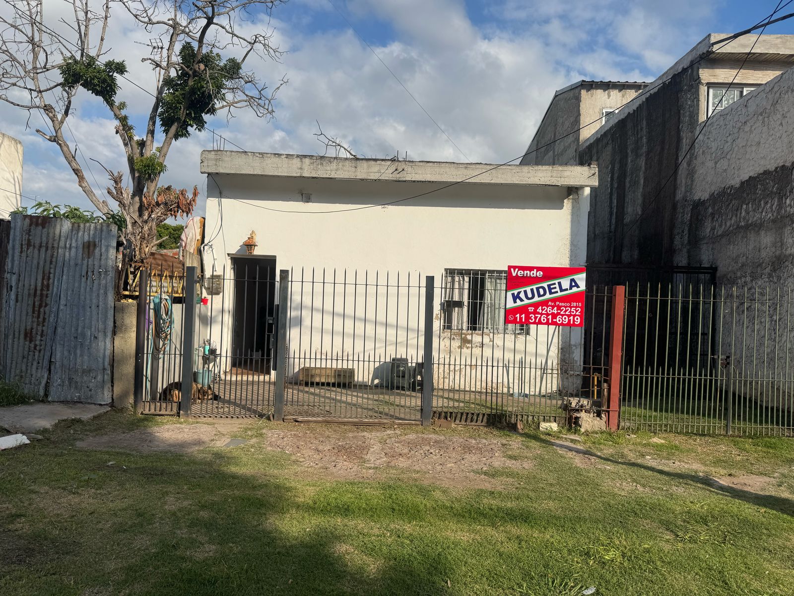 Vivienda a refaccionar construida sobre lote de 8,66x48,50, la misma cuenta con dos dormitorios, cocina comedor, living, baño instalado, entrada para auto y patio. Se escuchan ofertas!!