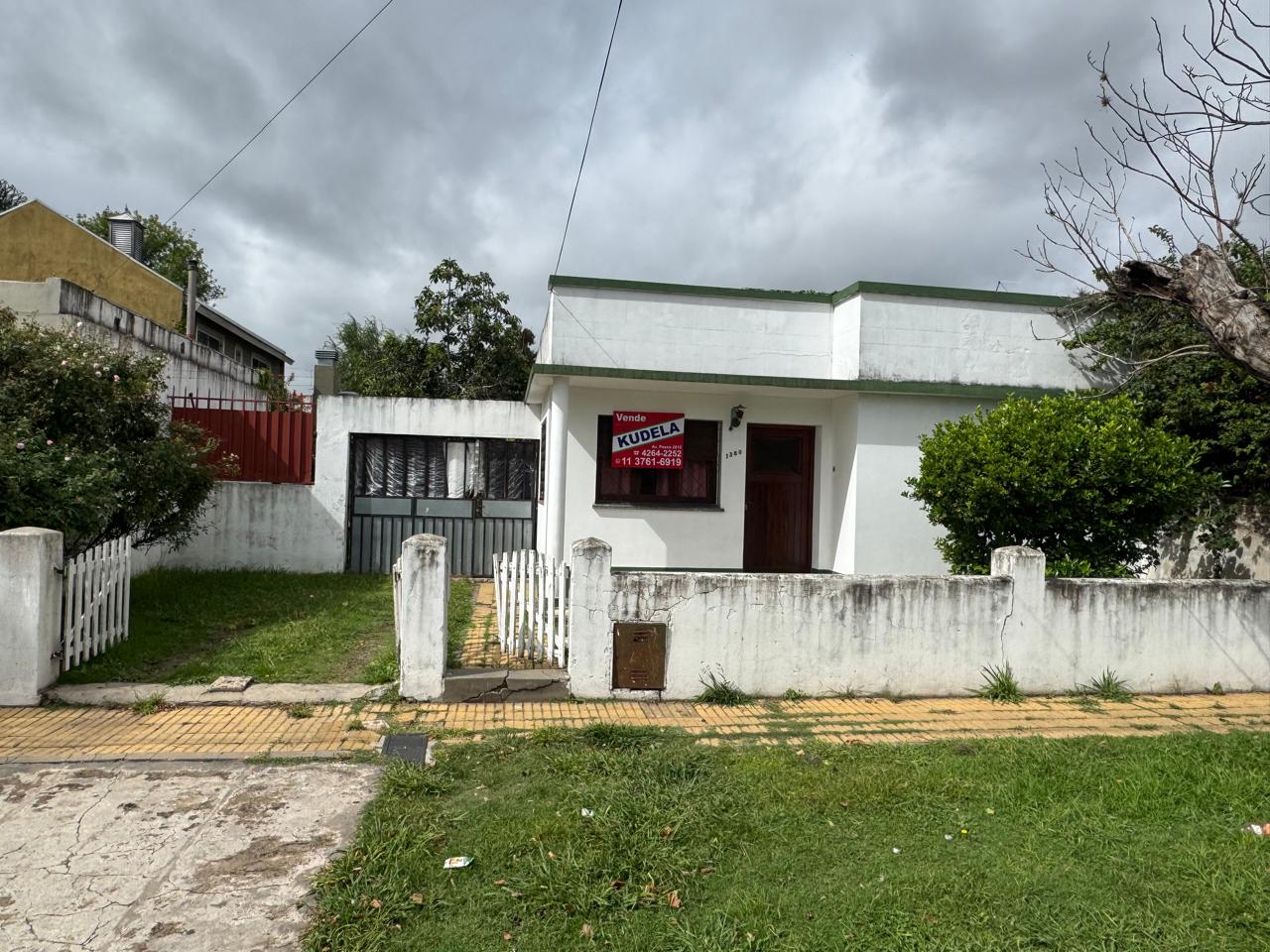 Vivienda contruida sobre un lote de 10x11, la misma cuenta con dos dormitorios uno de ellos con pisos de parquet y el segundo en entrepiso, cocina-comedor, hall de entrada, baño instalado, entrada de auto y patio. La propiedad es Apta Credito.