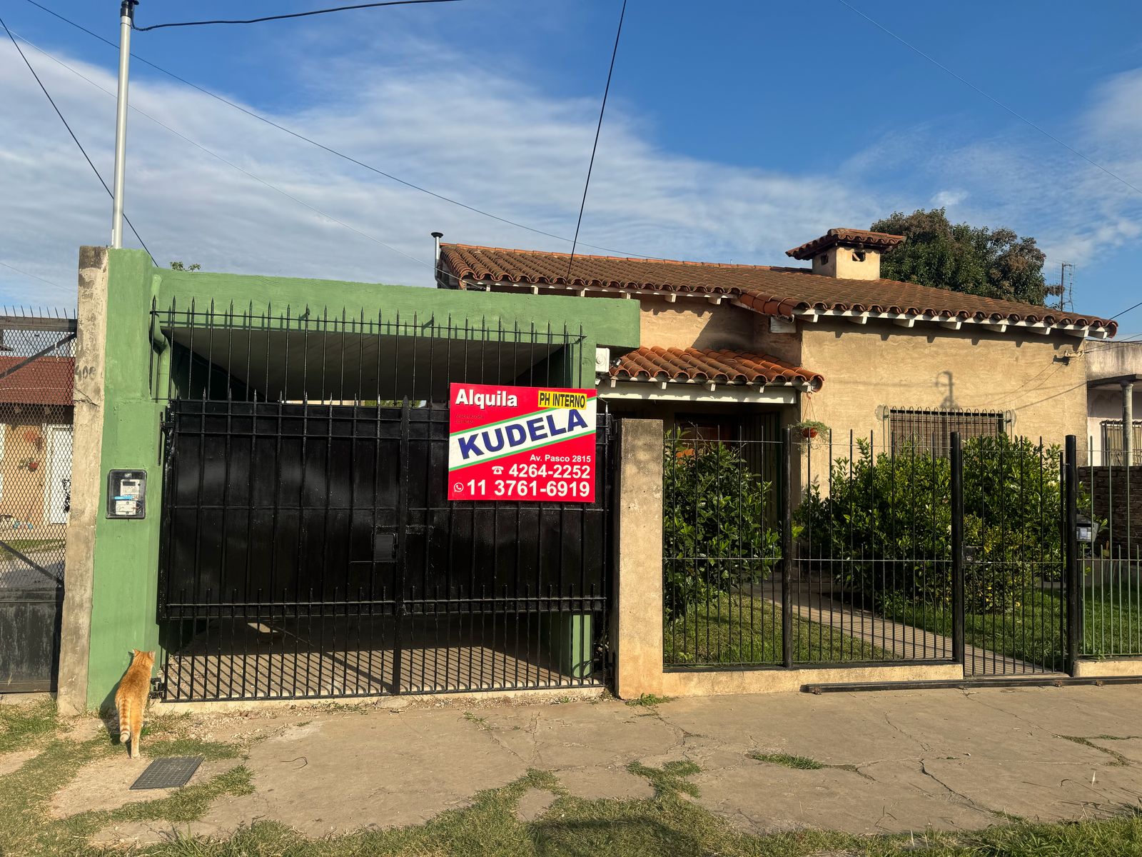 PH en alquiler al fondo, el mismo cuenta con entrada pasante para auto, al fondo casa con dos dormitorios, living-comedor, cocina, baño instalado y pequeño patio con parrilla y galpón 
Requisitos: Recibos de sueldo y garantía propietaria o con recibos de sueldo.
Total para ingresar: $ 1.768.000
