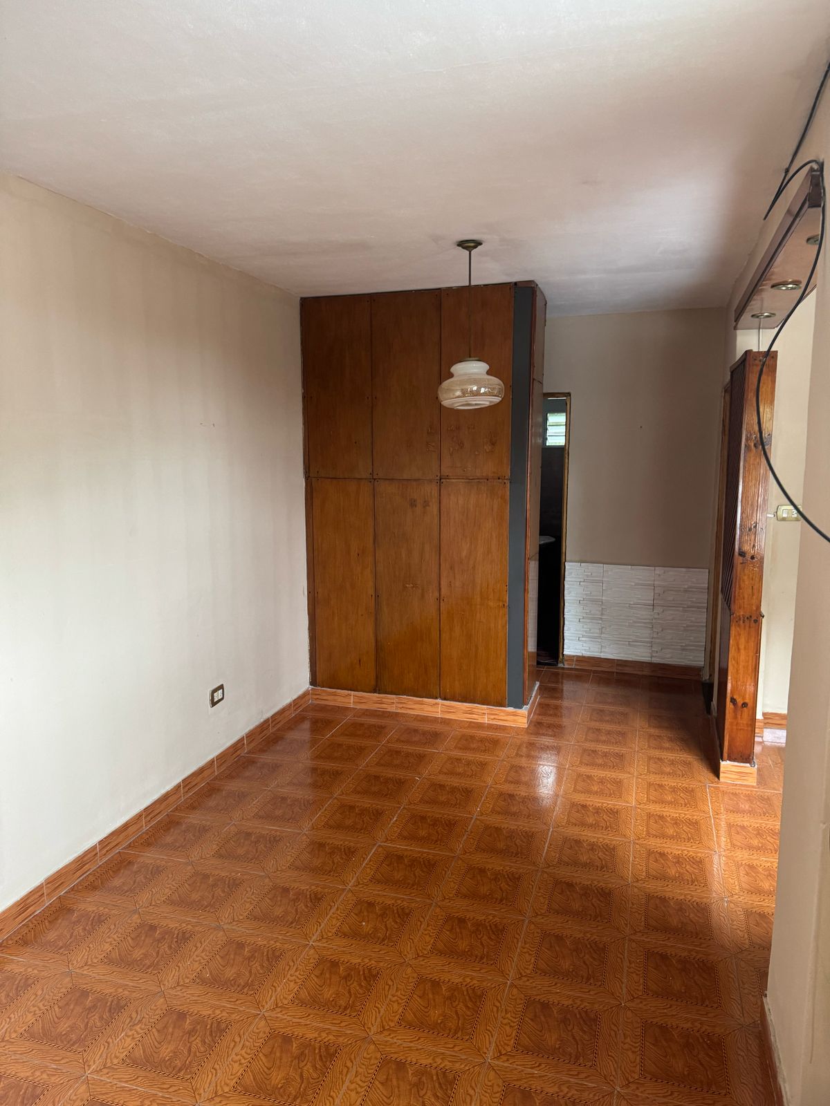 Departamento en alquiler en primer piso, el mismo cuenta con entrada compartida, un dormitorio, cocina-comedor, baño instalado y pequeña terraza con lavadero.
Requisitos: Recibo de sueldo y garantía propietaria o con recibo e sueldo.
Total para ingresar: $ 1.032.000