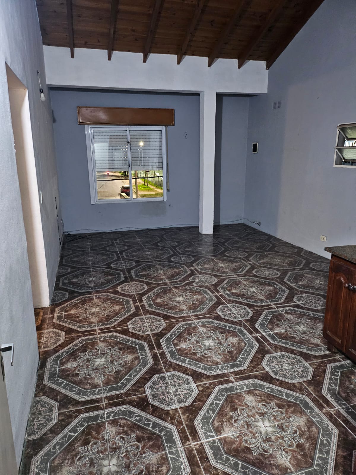 Departamento en alquiler en buena ubicación, esta ubicado en primer piso, el mismo cuenta con dos dormitorios, cocina-comedor, baño instalado y pequeño lavadero.
Requisitos: Recibos de sueldo y garanía propietaria o con recibos de sueldo.
Total para ingresar $ 1.548.000