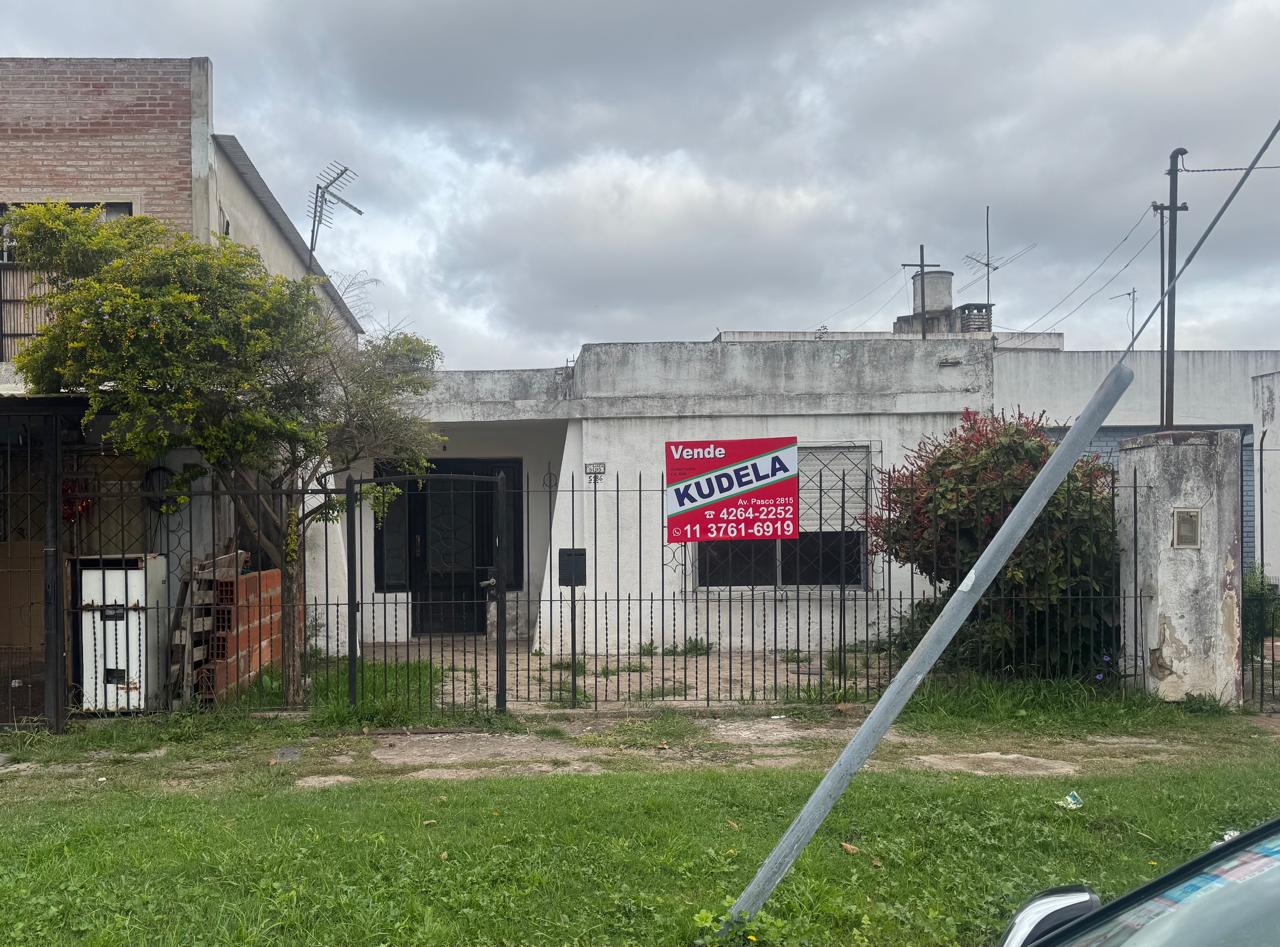Casa tipo americana construida sobre un lote de 7x18, la misma cuenta con living con pisos ceramicos, cocina-comedor con mesada de onix y bajo mesada de formica, baño instalado con ducha, dos dormitorios con pisos ceramico, galpon con techo de chapa y galpon. 