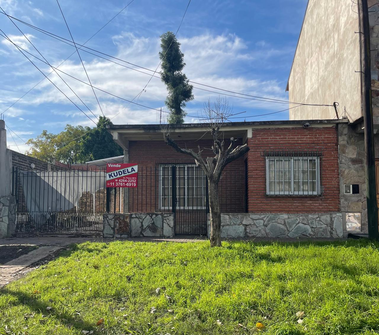 Vivienda construida sobre un lote de 10x41, la misma cuenta con living con pisos ceramicos, cocina con mesada de ceramica, patio interno, baño amplio a terminar, 3 dormitorios con pisos de parquet, entrada de auto pasante, fondo libre y terraza. Se escuchan ofertas!!!