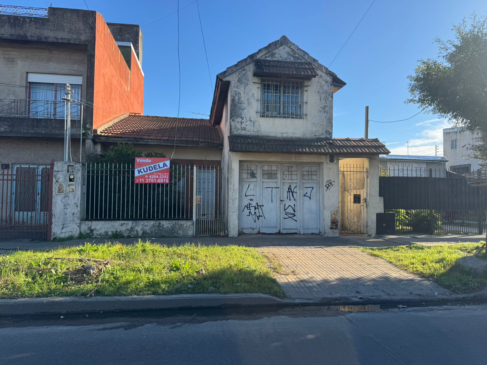Casa al frente con 2 departamentos, la casa cuenta con dos dormitorios de 3x3,50 con pisos ceramicos y placard embutidos, living de 4x5, cocina-comedor de 5x6 con mesada de marmol y bajo mesada y alacena en formica, baño, lavadero grande, patio, garage cubierto y en planta alta salon de uso multiples con pisos ceramicos.
1er DEPTO: cuenta con patio, living, cocina, un dormitorio y baño instalado.
2do DEPTO: cuenta con patio, living, cocina, un dormitorio y baño instalado.
Al fondo 2 galpones de 3x4 y 4x2 con techo de chapa.