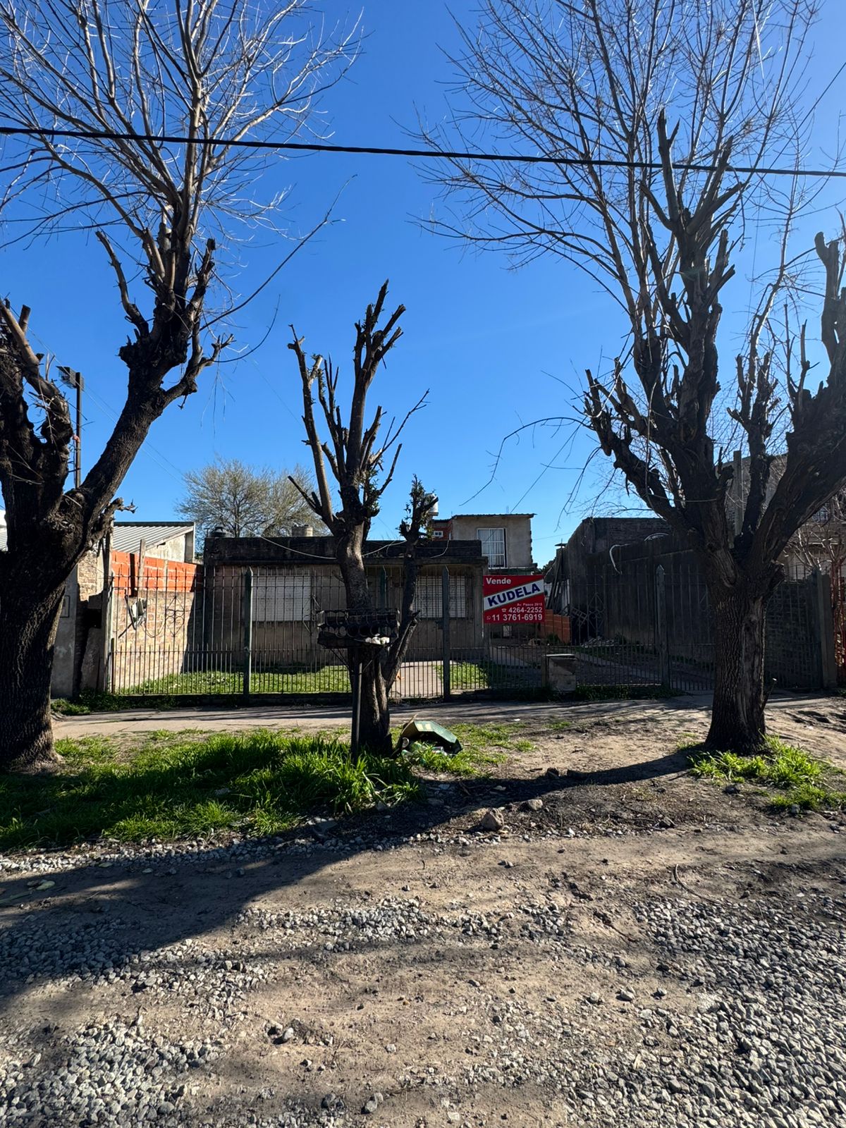 Propiedad con dos viviendas a refaccionar construidas sobre un lote de 11x27, al frente casa con dos dormitorios, cocina con mesada de onix, living con pisos ceramicos y baño instalado. Al fondo casa de 2 plantas con entrada de auto, 2 dorm, cocina-comedor y baño instalado. 