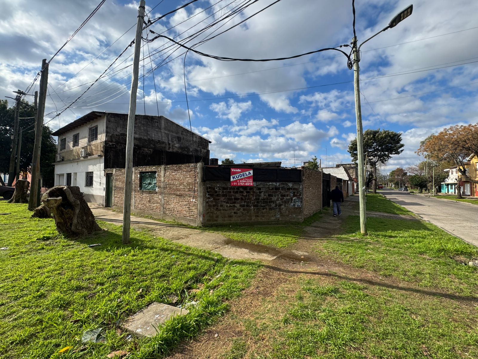Propiedad en excelente ubicacion a reciclar, construida sobre un lote en esquina de 10x20 metros aproximados.