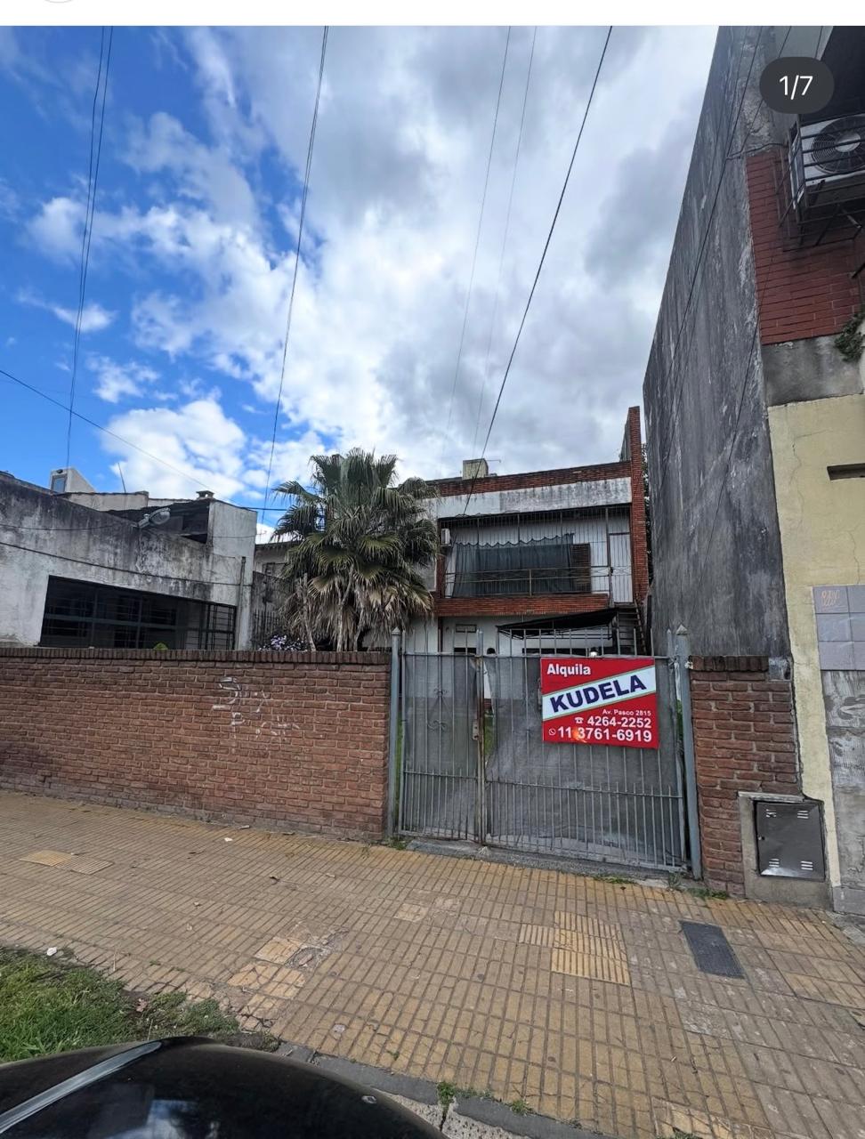 Departamento en planta baja en alquiler, el mismo cuenta con un dormitorio, cocina-comedor, baño instalado, jardin compartido con entrada de auto y patio interno con lavadero.