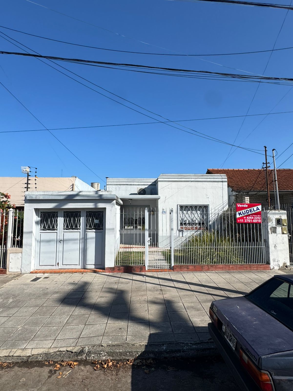 Excelente propiedad con una gran ubicacion sobre la calle Benardino Rivadivia, a 5 cuadras de la avenida Alte. Brown, la misma cuenta con tres dormitorios, living, cocina-comedor, baño instalado, garaje y patio con galpon. Esta propiedad se encuentra APTA CREDITO.