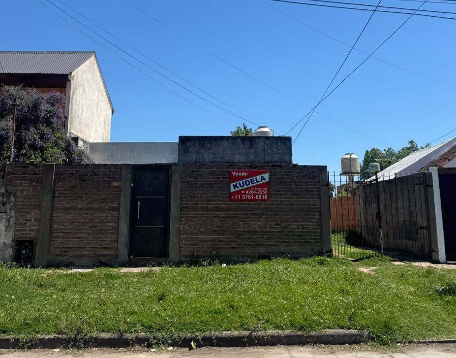 Propiedad a refaccionar ubicada sobre la calle Quilmes al 2554, la misma consta de un lote de 10x43, dos amplios dormitorios en un estado regular, cocina con mesada, bajo mesada y alacena, baño totalmente instalado, living-comedor, lavadero con pileta y termotanque, jardin al frente y amplio patio al fondo. 