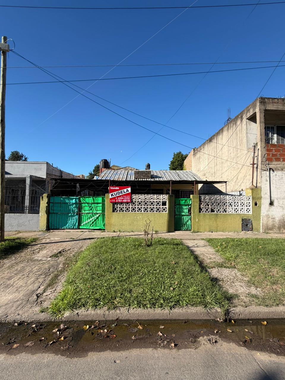 La propiedad consta de dos viviendas, al frente entrada de auto, cocina-comedor, 1 dormitorio, baño precario y lavadero. Al fondo un dos ambientes con cocina con mesada de onix y bajo mesada de formica, dormitorio de 3,50x3,50, baño instalado, patio con galpon y terraza. Se escuchan ofertas!!!!