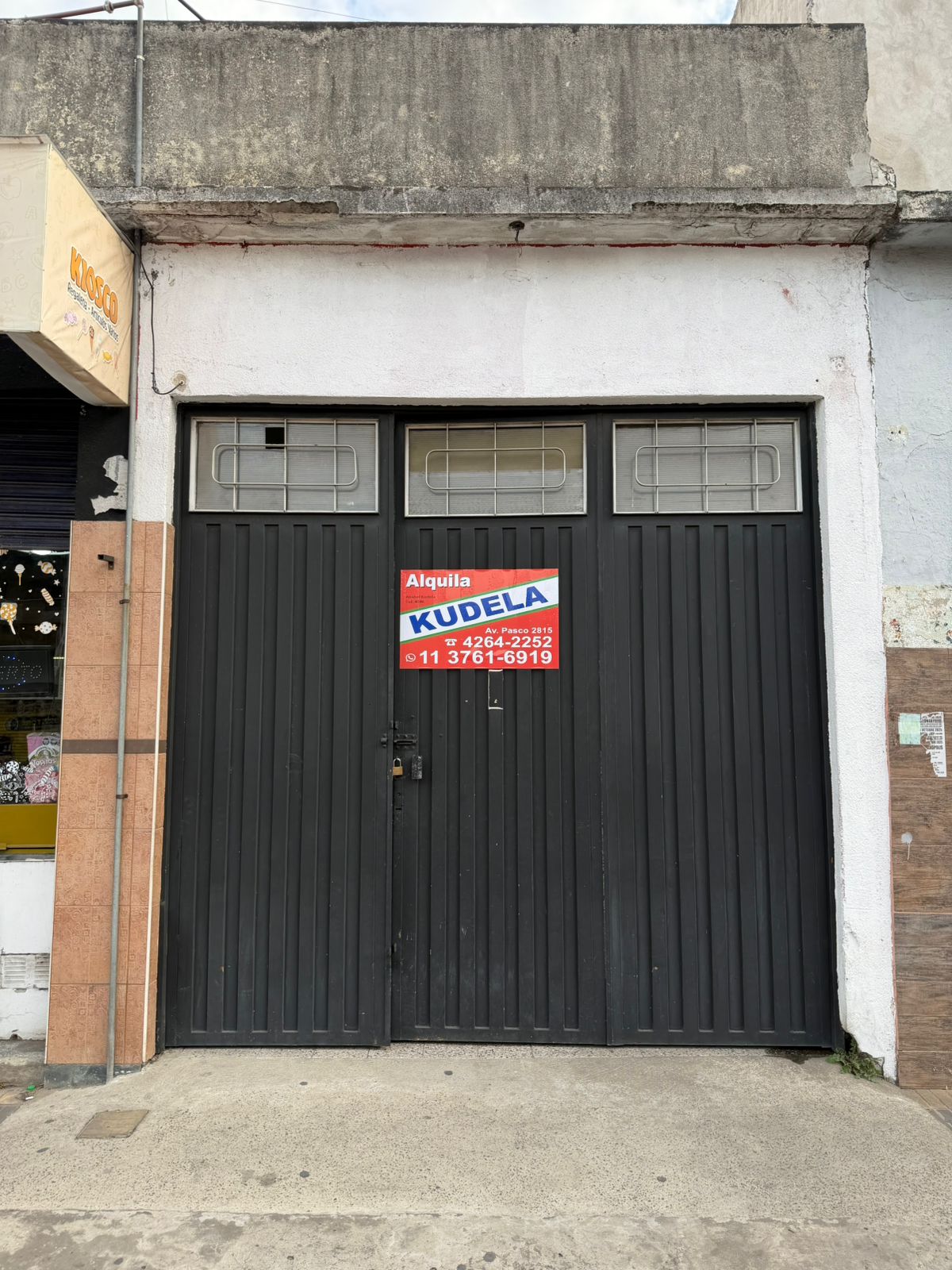 Galpón en Alquiler ubicado en la calle San Eduardo al 693, a metros de la Av Eva Perón. Este cuenta con 140m2, un baño completo y una oficina. 