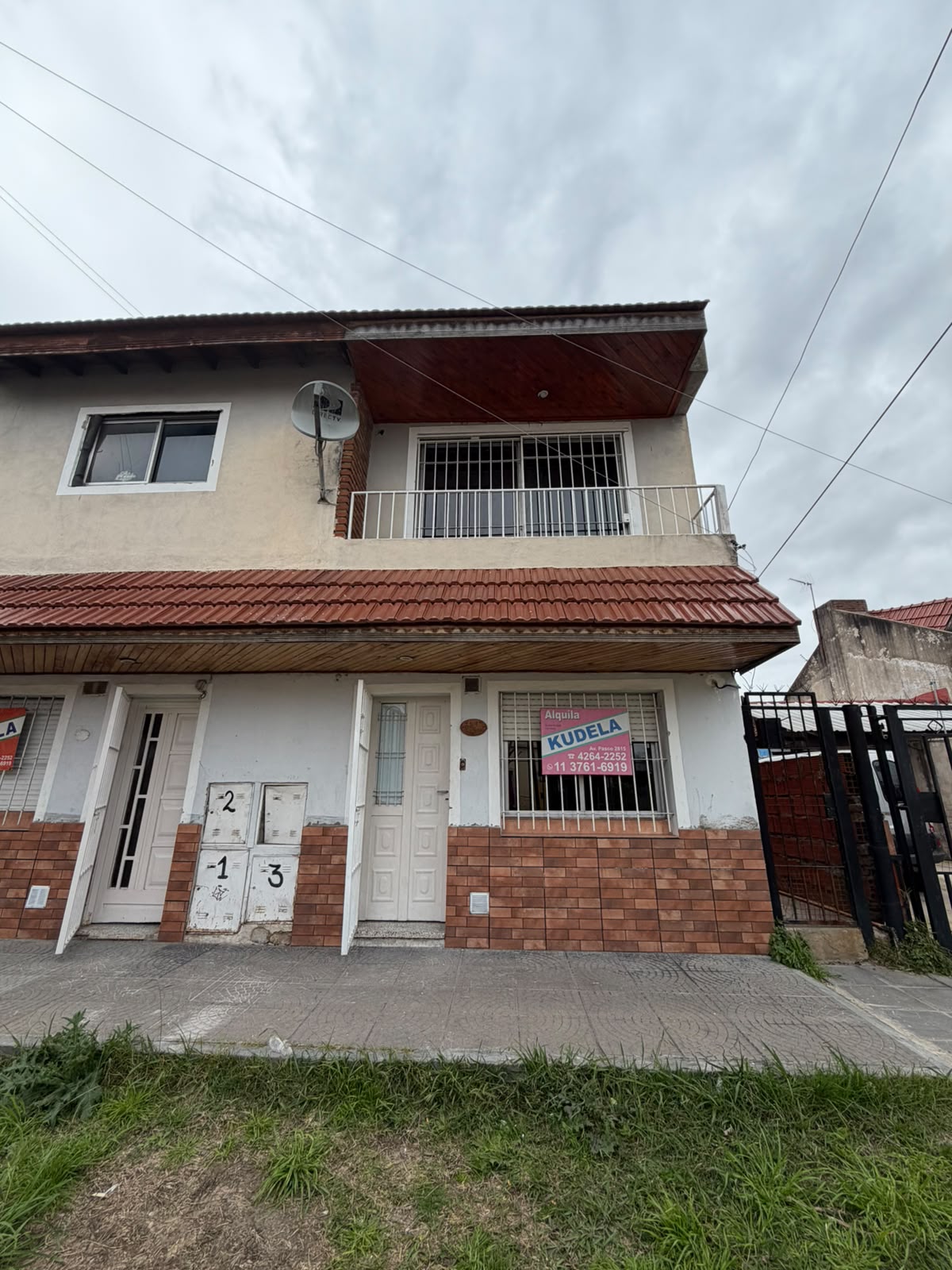 Dúplex en alquiler, el mismo cuenta en su planta baja con living-comedor, cocina, baño instalado, pequeño patio con parrilla y escalera con acceso a la segunda planta, la misma cuenta con 2 dormitorios, uno de ellos con baño en suite y balcón  