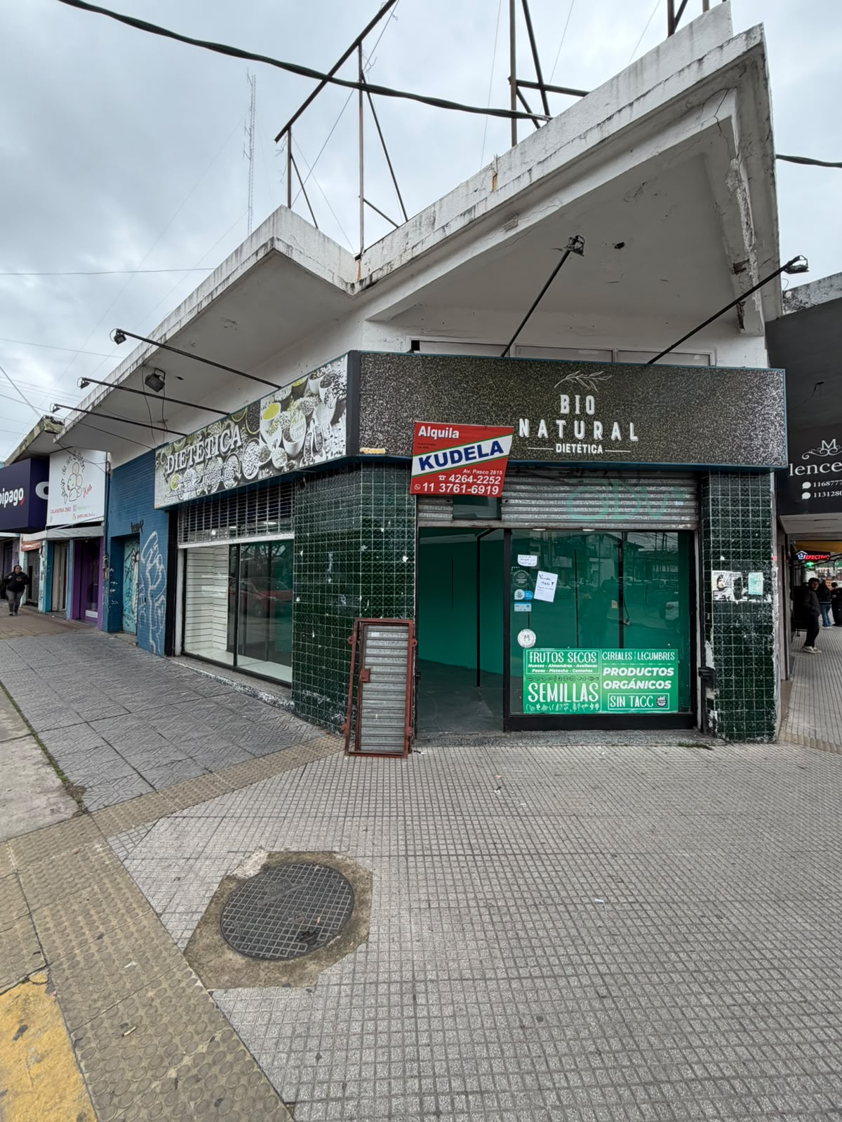 Se alquila local comercial ubicado en salta, este cuenta con, dos amplias vidrieras, una superficie aproximada de 3 x 10, deposito en planta alta, persianas automáticas y baño instalado. 