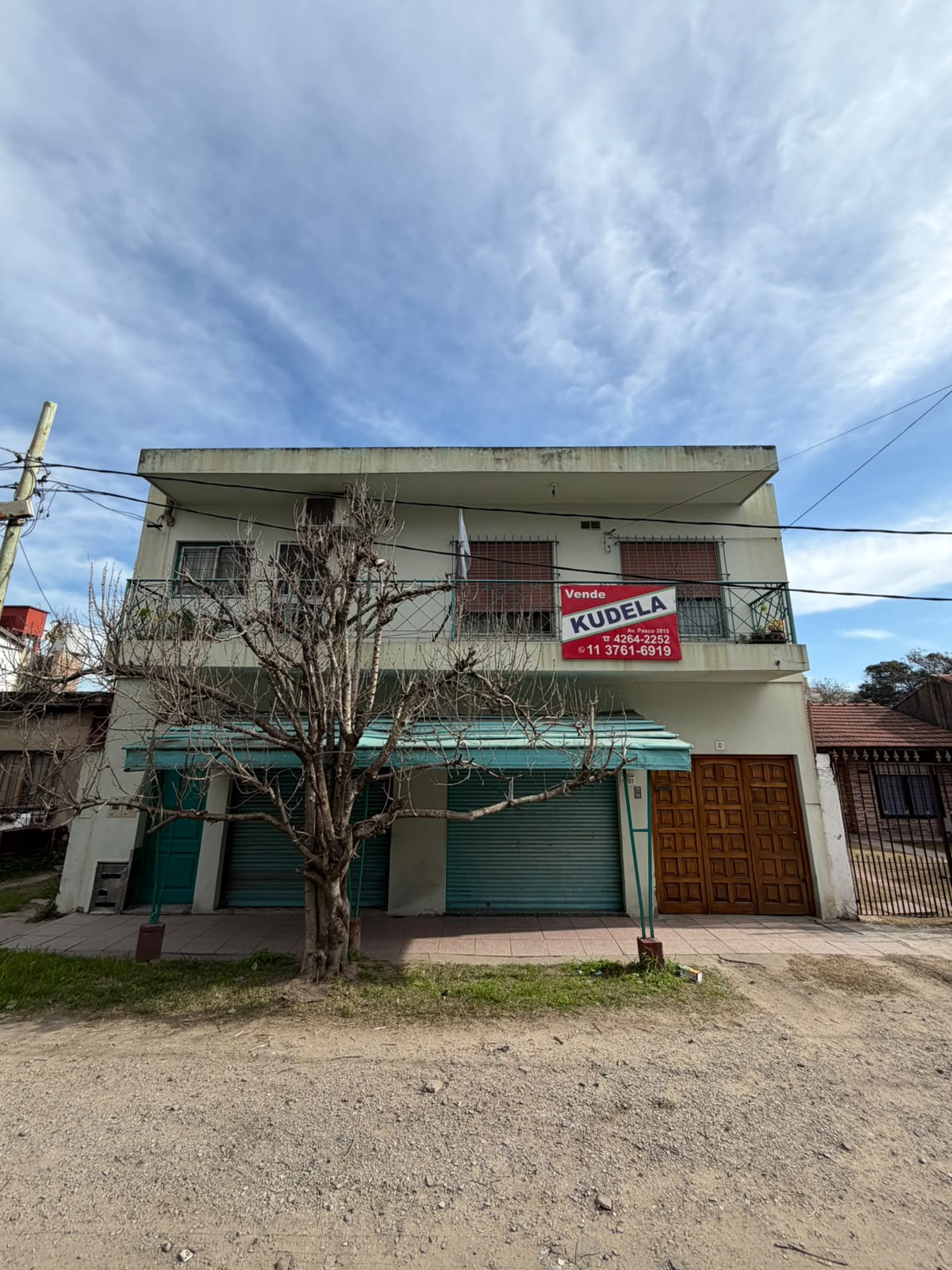 Casa en venta con dos locales – Excelente oportunidad de inversión

Propiedad de uso mixto que combina dos locales comerciales y vivienda, ideal para quienes buscan una propiedad con potencial comercial y residencial.
Los dos locales cuentan con una superficie aproximada de 4 x 6,50 metros cada uno.
La vivienda dispone de tres dormitorios, baño instalado, amplio living-comedor con piso cerámico y cocina equipada con mesada de ónix, alacena y bajo mesada de fórmica. Además, cuenta con balcón corrido.

En el exterior, la propiedad ofrece fondo libre con parrilla, galpón y terraza.