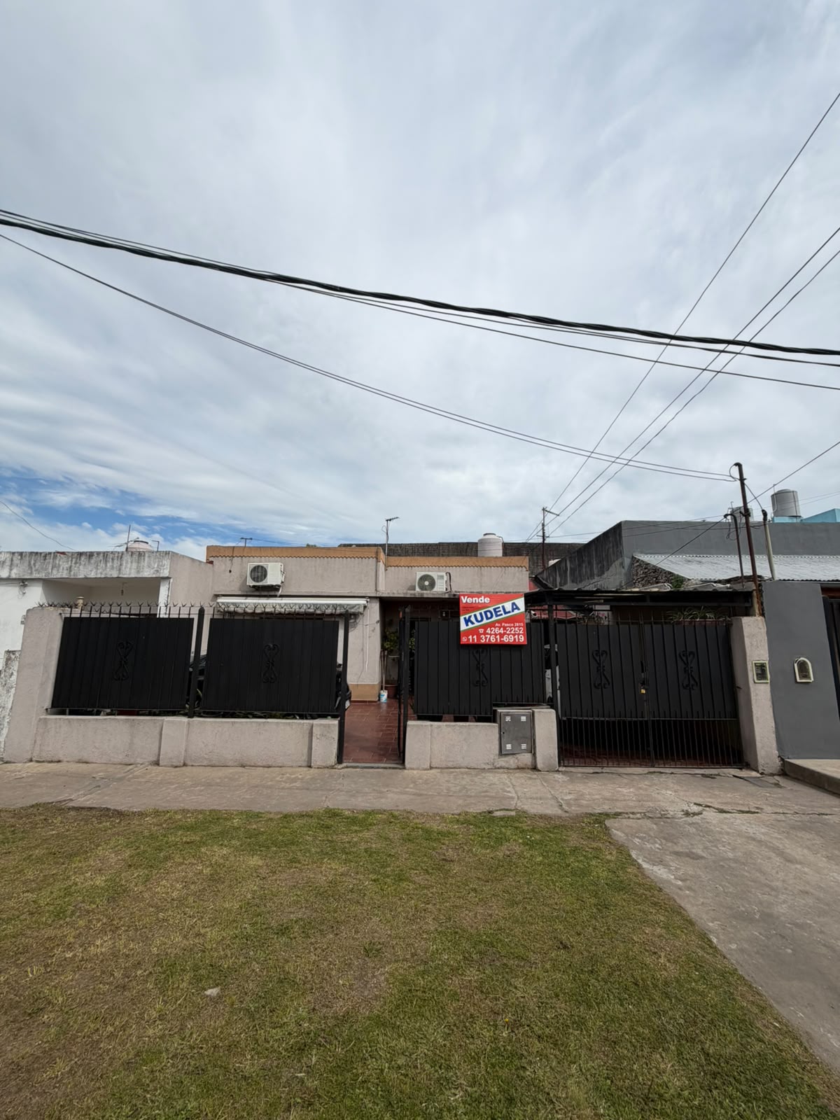 Lote Único en venta con 2 viviendas independientes.

La vivienda del frente cuenta con cochera para 2 vehículos, living amplio de 3.50 x 4, cocina comedor equipada con mesada de mármol, bajo mesada y alacena de roble, 2 dormitorios, uno de 4 x 5 y el otro de 3.50 x 3.50 y un baño completo instalado.

La vivienda del fondo (a refaccionar)  cuenta con 2 dormitorios, baño, cocina y patio interno.

   