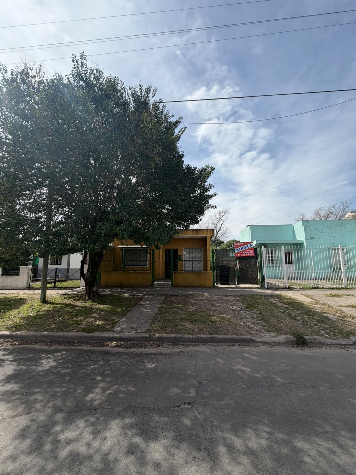 bicada sobre la calle Chubut al 1061, San José, Almirante Brown, se ofrece en alquiler esta cómoda vivienda, distribuida en:

* 2 dormitorios
* Living
* Cocina-comedor
* Baño instalado
* Entrada de auto pasante
* Fondo libre
* Galpón

La propiedad cuenta con una distribución funcional y espacios exteriores, ofreciendo comodidad tanto para uso familiar como para almacenamiento y estacionamiento