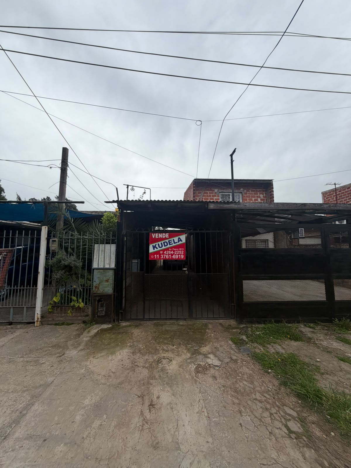 Casa en venta – PH al fondo

Se ofrece en venta PH al fondo, con cómoda entrada pasante para varios vehículos, brindando un espacio funcional y privado.

La propiedad cuenta con:

* Living-comedor con pisos cerámicos.
* Cocina con mesada de mármol, bajo mesada y alacenas de madera.
* Lavadero amplio con pileta.
* Baño completo terminado.
* Dos dormitorios con pisos cerámicos.
* Patio con parrilla, ideal para disfrutar del espacio exterior.
* Techo de viguetas.

La propiedad se encuentra a terminar algunos detalles, ofreciendo una buena oportunidad para quienes buscan una vivienda habitable por un bajo costo