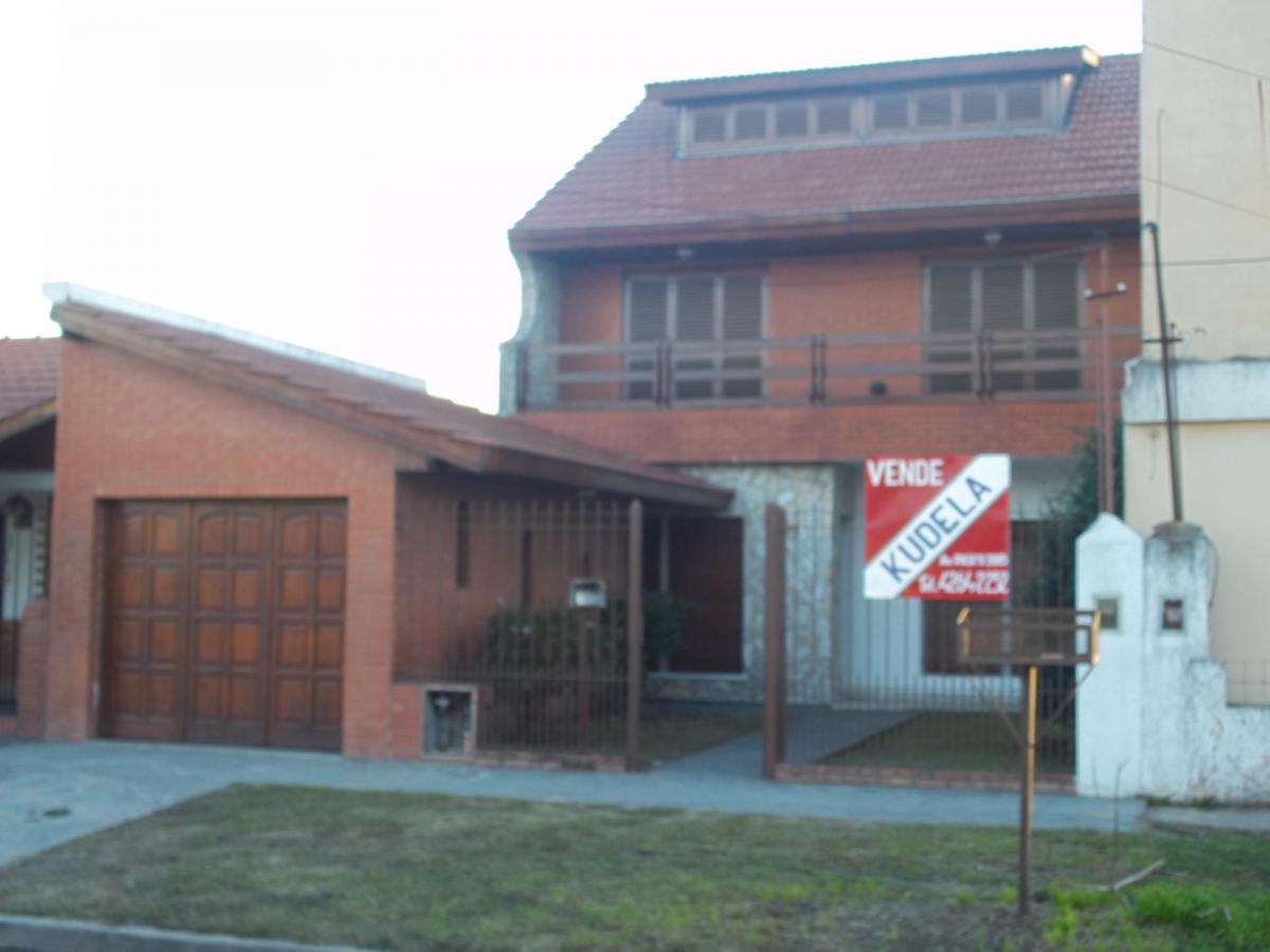 Chalet en 2 plantas construido sobre lote de 8,66 x 24, el mismo cuenta con living de 4,00 x 5,00, cocina-comedor de 4,00 x 5,00, 2 dormitorios, baño, garaje, patio. En su planta alta cuenta con 2 dormitorio, baño, lavadero y balcón. Apta crédito bancario. Se escuchan ofertas!