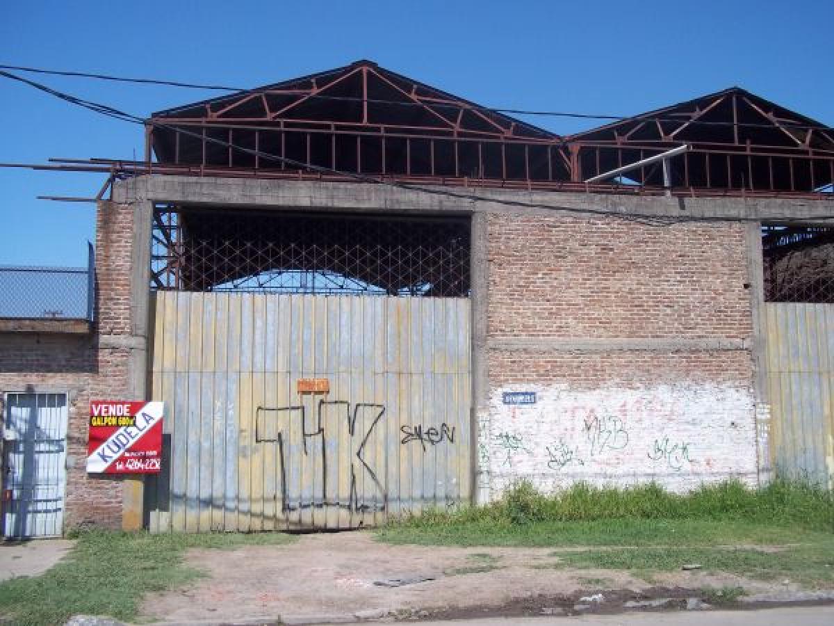 Galpón con 2 naves de 8 x 30 piso regular 2 portones de 5 x 5, tiene una superficie cubierta de 600 m2 sobre un lote d e650 m2, cuenta con playa de estacionamiento, cocina, vestuarios, gas natural, trifásica y agua corriente