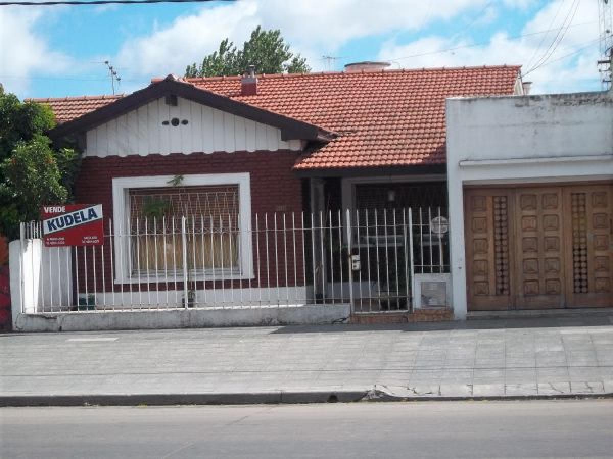 Chalet sobre la Avenida Eva Peron (ex Pasco) construido sobre un lote de 8,66 x 20, la misma cuenta con living con pisos de parquet, 2 dormitorios con pisos de parquet, cocina, baño instlado, garage cubierto para 2 autos, patio y terraza.