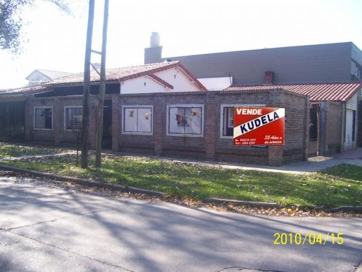 SE TRATA DE UN CHALET EN ESQUINA CONSTRUIDO A NUEVO SOBRE UN LOTE DE 11 X 20, CUENTA CON RECIBIDOR CON HOGAR, DE 3,00 X 3,00, LIVING DE 3,00 X 5,00, COCINA-COMEDOR DE 4,00 X 4,00 CON MESADA DE MARMOL Y MUEBLES EN FORMICA, BAÑO INSTALADO de 3,20 x 1,30, PASILLO DE DISTRIBUCION DE 3,20 X 1,30, 1º DORMITORIO DE 3,20 X 4,00 CON BAÑO EN SUITE Y PLACARD, 2º DORMITORIO DE 2,50 X 4,00 CON PLACARD, 3º DORMITORIO DE 2,60 X 3,20 CON PLACARD, LAVADERO 3,20 X 1,40, PATIO 3,00 X 4,50, TERRAZA DE 4,00 X 4,00, GARAGE CUBIERTO DE 3,00 X 5,00 CON BAULERA, AL FRENTE AMPLIO PATIO DE 8,00 X 8,50 CON ENTRADA DE AUTO. MUY BUEN ESTADO!!!